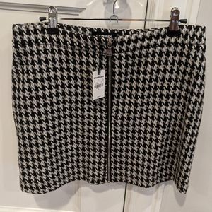 Beautiful houndsthooth zippered mini skirt size 8 checkered